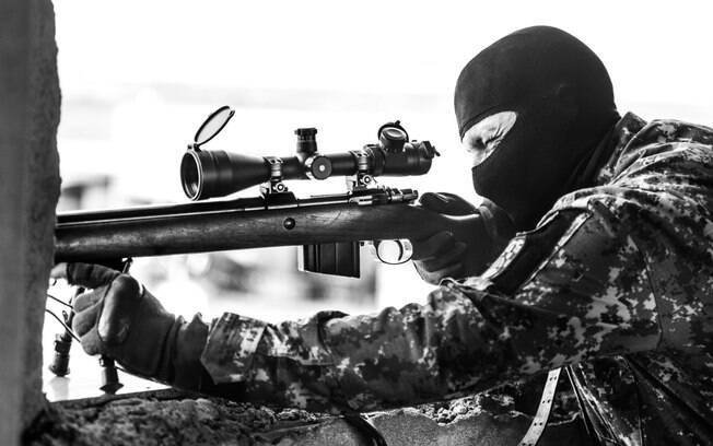 O Sniper observa o cativeiro a 100 metros de distancia. As protuberâncias no corpo da luneta permitem fazer vários ajustes como foco, aproximação (zoom), correções horizontais e verticais