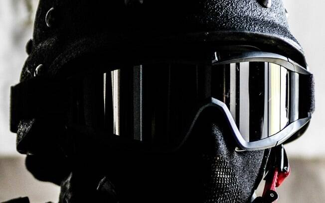 Policiais do GATE usam avançados equipamentos de proteção de última geração como o capacete de polímero, óculos e balaclava anti-chamas